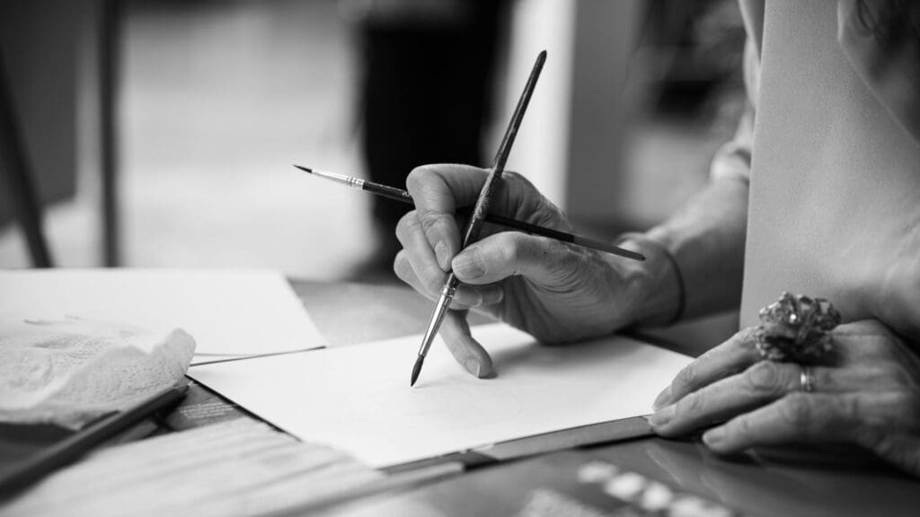 Kuvaaja: jordan besson: https://www.pexels.com/fi-fi/kuva/mustavalkoinen-taiteellinen-maalaus-lahikuva-29250795/